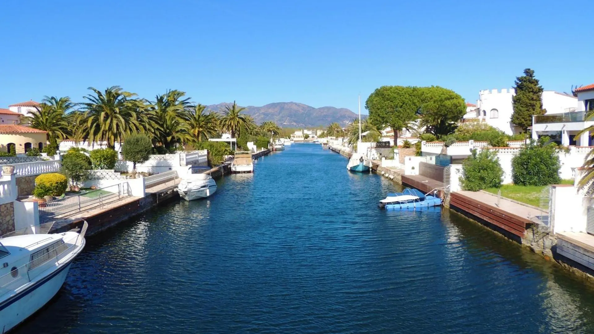 Apartment Fisherman House Near The Beach Empuriabrava Spain