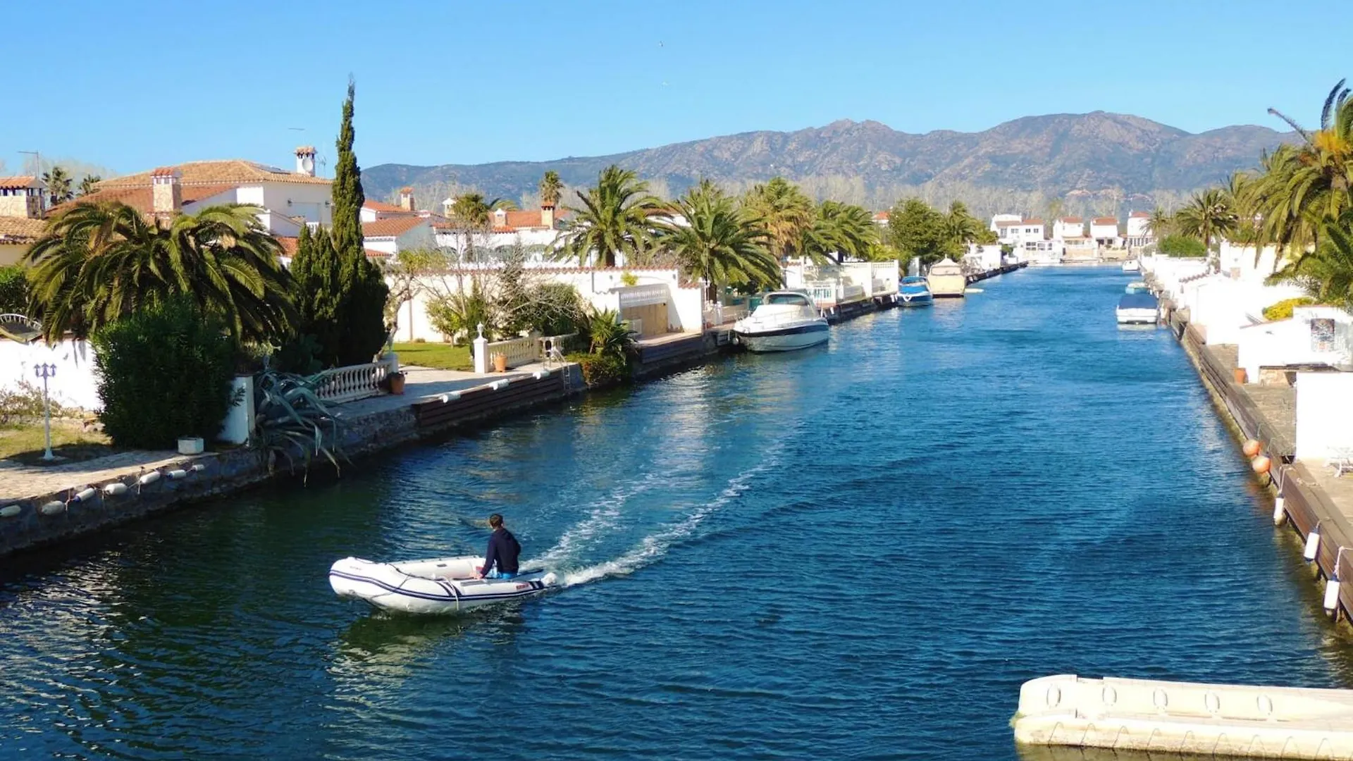 Fisherman House Near The Beach Empuriabrava